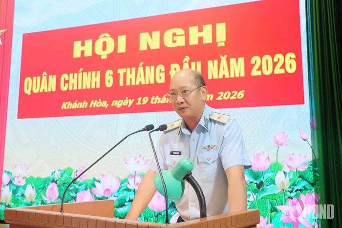  Thiếu tướng Ngô Vĩnh Phúc, Hiệu trưởng Trường Sĩ quan Không quân phát biểu tại hội nghị. 