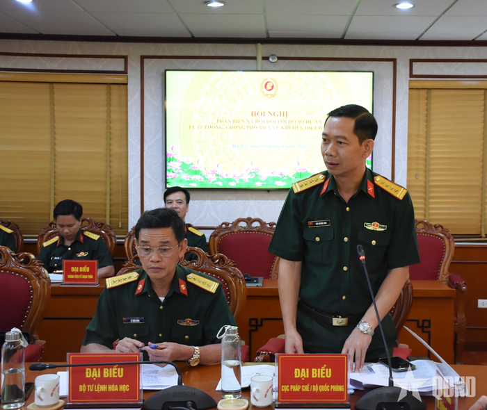 Đại tá Bùi Hoàng Anh, Phó cục trưởng Cục Pháp chế (Bộ Quốc phòng) - thành viên tổ soạn thảo dự án Luật Phòng, chống phổ biến vũ khí hủy diệt hàng loạt phát biểu.