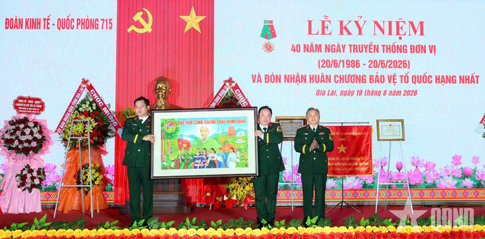 Thiếu tướng Hoàng Văn Sỹ, Tư lệnh Binh đoàn 15 trao bức tranh tặng Đoàn Kinh tế - Quốc phòng 715.