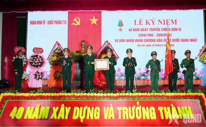 Đoàn Kinh tế - Quốc phòng 715 đón nhận Huân chương Bảo vệ Tổ quốc hạng Nhất.