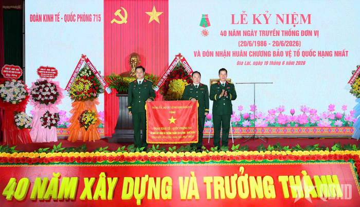Đại tá Khuất Bá Cao, Bí thư Đảng ủy, Phó tư lệnh Binh đoàn 15 trao bức trướng tặng Đoàn Kinh tế - Quốc phòng 715.
