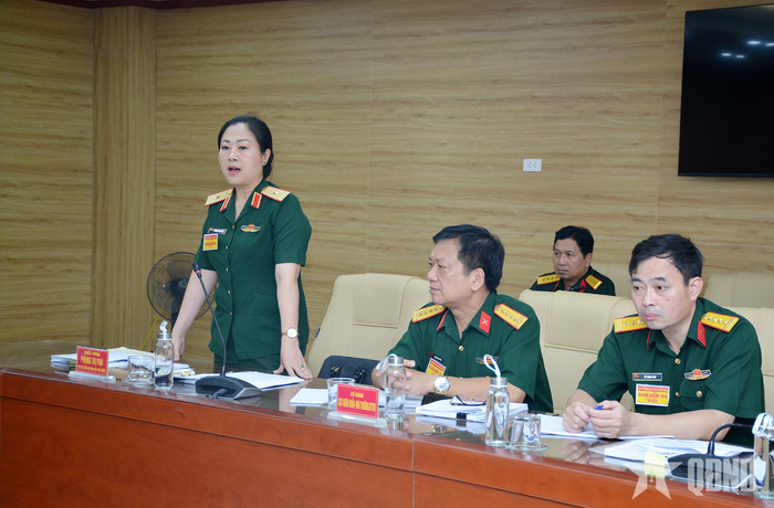 Thiếu tướng Phùng Thị Phú, Phó cục trưởng Cục Quân huấn - Nhà trường, Bộ Tổng Tham mưu đóng góp ý kiến tại buổi làm việc.