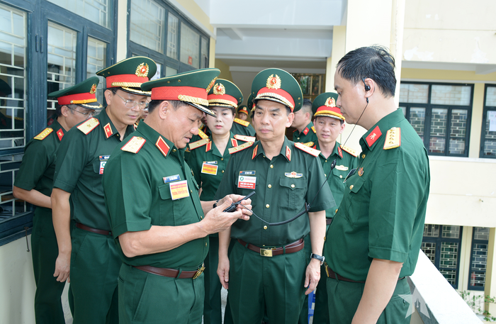  Trung tướng Lê Văn Hướng trực tiếp kiểm tra công tác tổ chức thi đánh giá năng lực tại điểm thi Học viện Kỹ thuật Quân sự. 