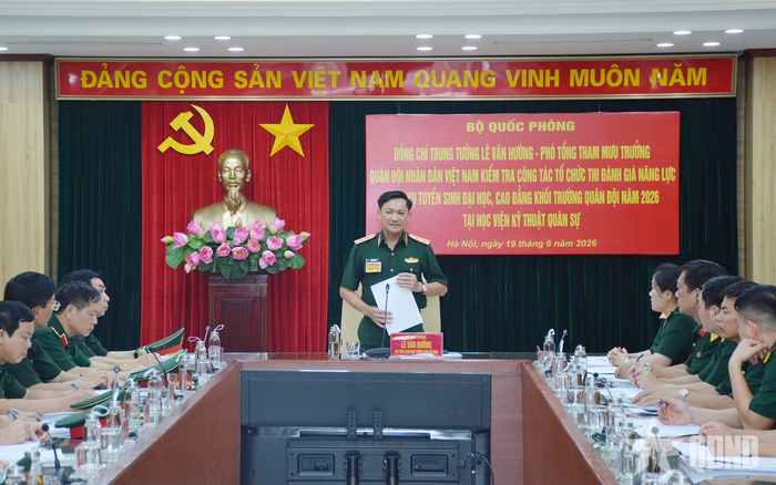 Trung tướng Lê Văn Hướng chủ trì buổi làm việc. 