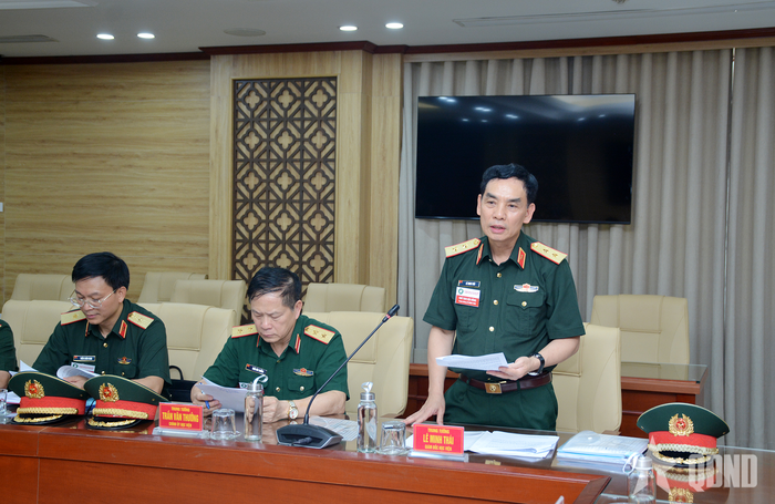 Trung tướng, GS, TS Lê Minh Thái, Giám đốc Học viện Kỹ thuật Quân sự trình bày báo cáo tại buổi làm việc. 