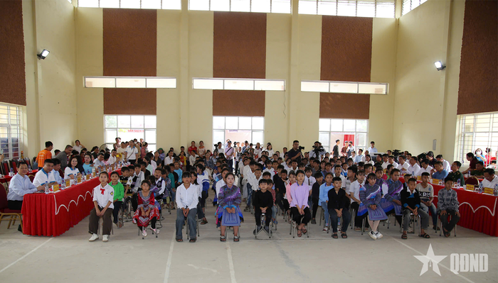  Các đại biểu và các em học sinh tại chương trình.