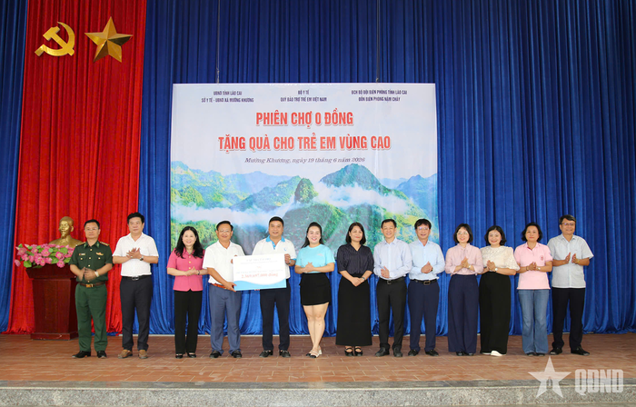 Các đồng chí lãnh đạo Quỹ Bảo trợ trẻ em Việt Nam trao biển tượng trưng số tiền gần 2,4 tỷ đồng quà tặng thông qua phiên chợ cho lãnh đạo xã Mường Khương, các đại biểu lãnh đạo Trung ương và lãnh đạo tỉnh Lào Cai chứng kiến.