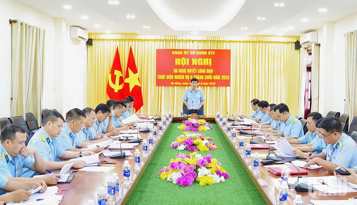  Đại tá Hoàng Trung Kiên, Bí thư Đảng ủy, Chính ủy Sư đoàn 372 chủ trì hội nghị. 