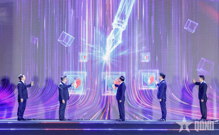 Các đại biểu thực hiện nghi thức khai mạc Hội Báo toàn quốc 2026.