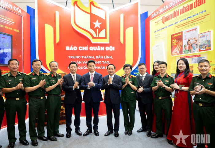 Đồng chí Trịnh Văn Quyết và đại biểu tại gian trưng bày Khối Báo chí Quân đội.