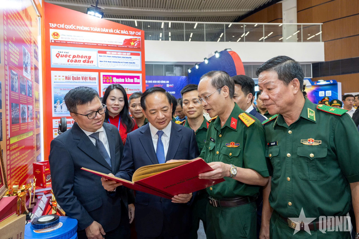 Đồng chí Trịnh Văn Quyết và đại biểu tham quan gian trưng bày Khối Báo chí Quân đội.