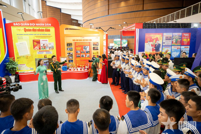 Đoàn Văn công Quân khu 3 biểu diễn phục vụ cán bộ, chiến sĩ và nhân dân tham quan Hội báo toàn quốc 2026 tại gian trưng bày Khối Báo chí Quân đội.