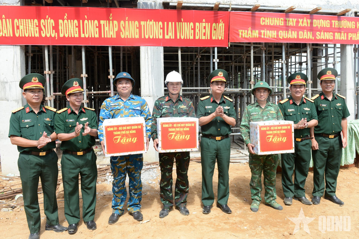  Bộ CHQS TP Đà Nẵng tặng quà các lực lượng tham gia xây dựng Trường Phổ thông nội trú Tiểu học và Trung học cơ sở Đắc Pring. 