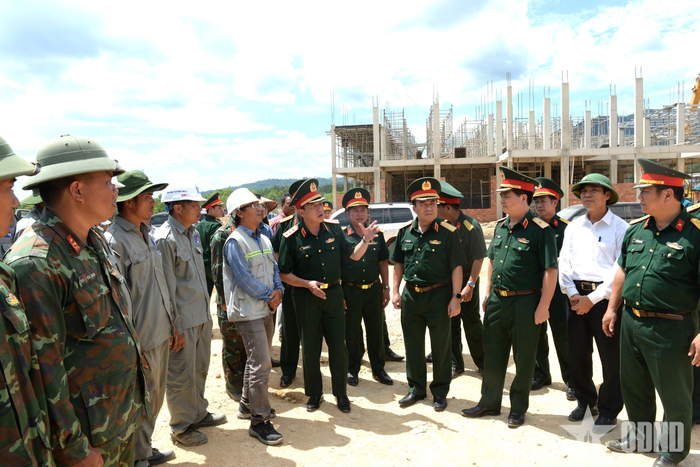  Thượng tướng Trương Thiên Tô nắm tình hình xây dựng Trường Phổ thông nội trú Tiểu học và Trung học cơ sở La Dêê. 