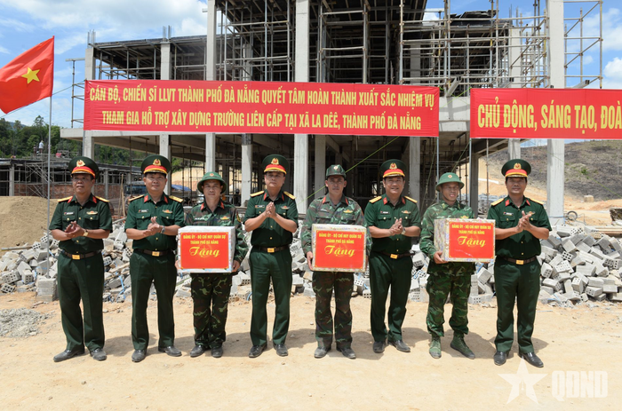  Bộ CHQS TP Đà Nẵng tặng quà các lực lượng tham gia xây dựng Trường Phổ thông nội trú Tiểu học và Trung học cơ sở La Dêê. 
