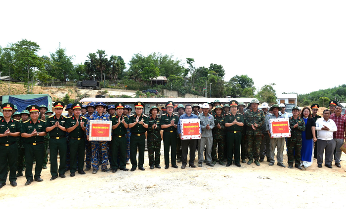  Thượng tướng Trương Thiên Tô động viên, tặng quà các lực lượng tham gia xây dựng Trường Phổ thông nội trú Tiểu học và Trung học cơ sở La Dêê. 
