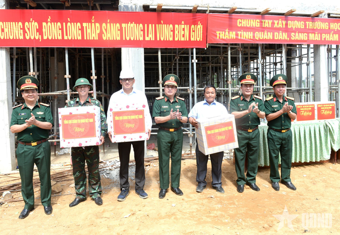  Thượng tướng Trương Thiên Tô động viên, tặng quà các lực lượng tham gia xây dựng Trường Phổ thông nội trú Tiểu học và Trung học cơ sở Đắc Pring. 