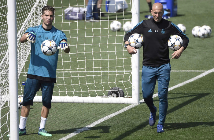  Cha con nhà Zidane khi cả hai còn trong biên chế Real Madrid. Ảnh: Getty