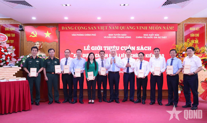  Đồng chí Nguyễn Hòa Bình tặng sách cho các đại biểu.
