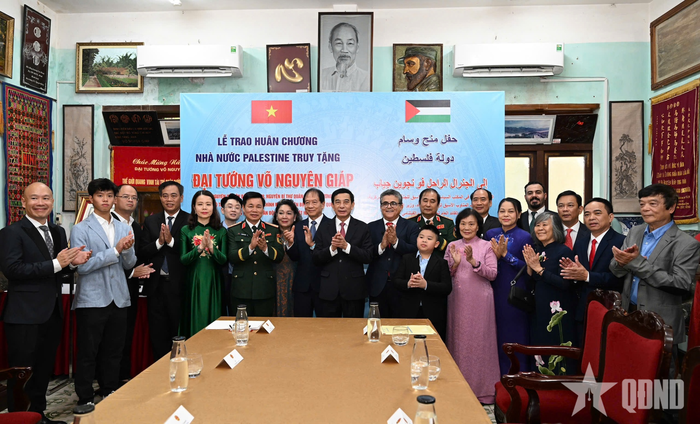  Đại tướng Phan Văn Giang, Đại sứ Saadi Salama cùng các đại biểu tại buổi lễ. 