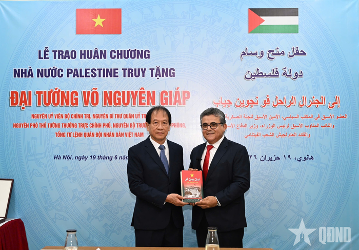 Thông qua Đại sứ Saadi Salama, ông Võ Hồng Nam thay mặt gia đình gửi tặng Tổng thống Nhà nước Palestine Mahmoud Abbas cuốn sách "Điện Biên Phủ" của Đại tướng Võ Nguyên Giáp bằng tiếng Arab. 