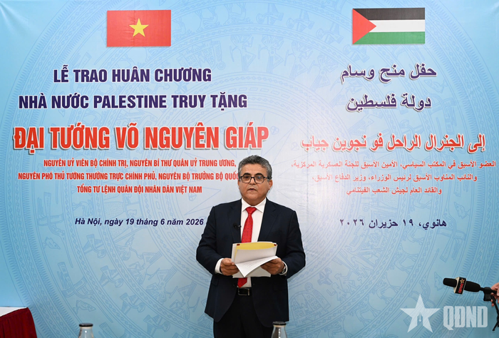 Đại sứ Saadi Salama công bố quyết định truy tặng Huân chương Đại Huân đai của Nhà nước Palestine cho Đại tướng Võ Nguyên Giáp. 