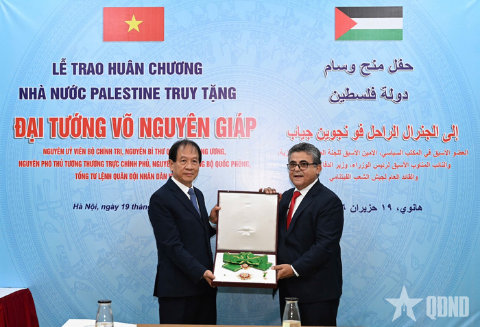 Đại diện gia đình Đại tướng Võ Nguyên Giáp, ông Võ Hồng Nam nhận Huân chương do Tổng thống Palestine ủy quyền cho Ngài Đại sứ Saadi Salama truy tặng Đại tướng Võ Nguyên Giáp.