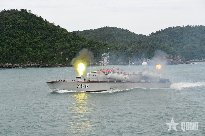  Tàu 356 thực hành bắn đạn thật. 