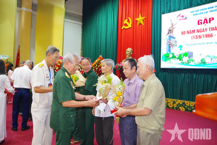  Ban Liên lạc truyền thống Sư đoàn 7 trao quà tặng các gia đình liệt sĩ, cựu chiến binh có hoàn cảnh khó khăn. 