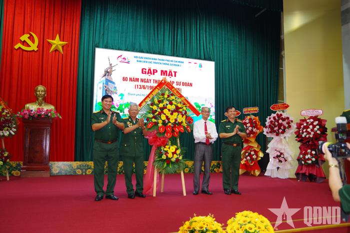Đảng ủy, chỉ huy Sư đoàn 7 tặng hoa tri ân cựu chiến binh Sư đoàn.