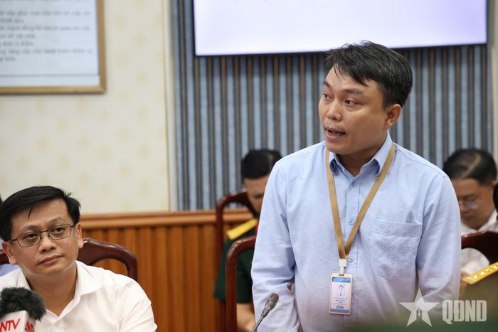 Đại diện nhóm chuyên gia Trường Đại học Khoa học Tự nhiên (Đại học Quốc gia TP Hồ Chí Minh) báo cáo kết quả khảo sát. 