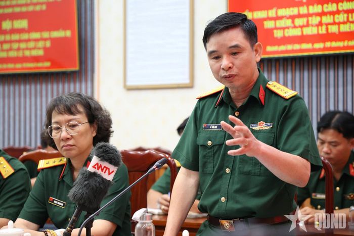 Đại tá Lê Văn Sơn phát biểu. 