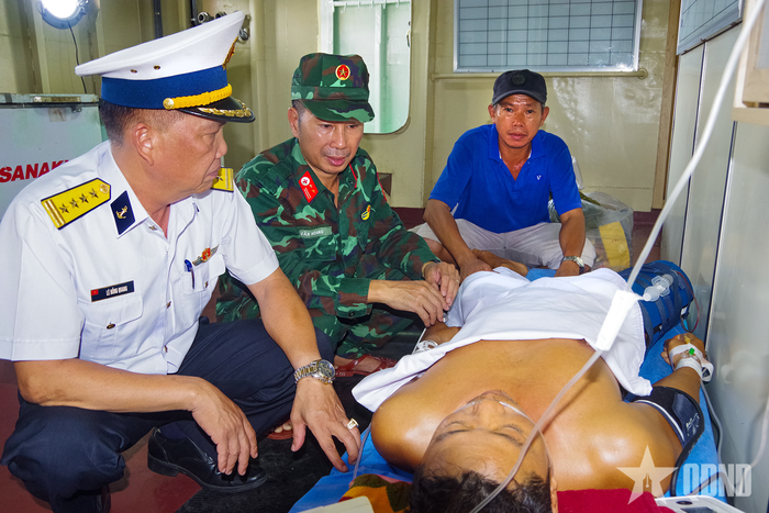  Đại tá Lê Hồng Quang, Phó chủ nhiệm Chính trị Vùng 2 Hải quân thăm, động viên sức khỏe ngư dân bị tai nạn. 