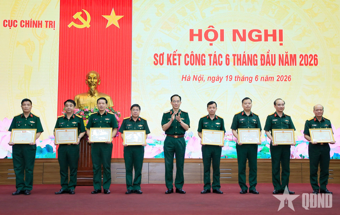  Thiếu tướng Nguyễn Mạnh Hùng trao thưởng tặng các tập thể, cá nhân có thành tích tiêu biểu trong thực hiện nhiệm vụ 6 tháng đầu năm. 