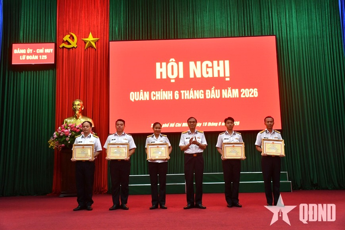  Trao thưởng tặng các tập thể, cá nhân đạt thành tích cao trong thực hiện nhiệm vụ 6 tháng đầu năm 2026. 