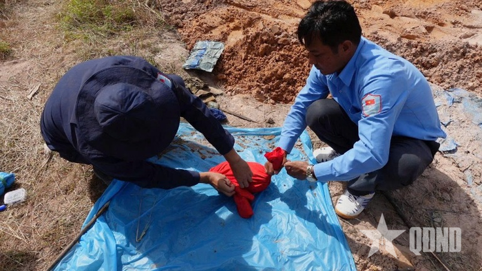 Đội K92 (Bộ CHQS tỉnh An Giang) quy tập hài cốt liệt sĩ tại tỉnh Kép, Vương quốc Campuchia.