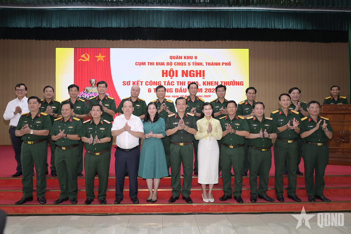 Các đại biểu chụp ảnh lưu niệm. 