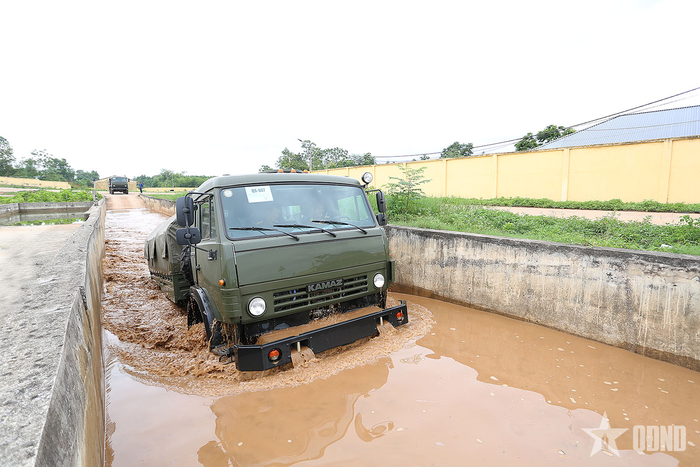 Thử nghiệm các tính năng chiến - kỹ thuật của xe Kamaz vận tải, kéo pháo tại thực địa. 