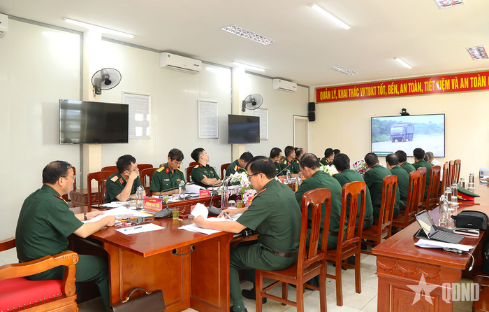 Hội đồng nghiệm thu xem video nghiệm thu tính năng chiến - kỹ thuật của 37 xe Kamaz vận tải, kéo pháo lắp ráp tại cơ sở trong nước. 