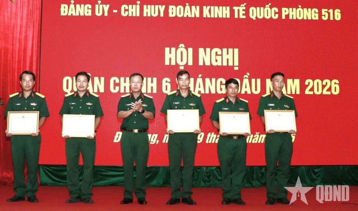  Thiếu tướng Nguyễn Quốc Hương trao Bằng khen của Bộ Quốc phòng tặng Đoàn Kinh tế - Quốc phòng 516 và các cá nhân. 