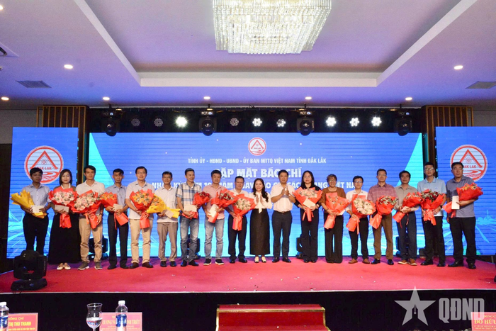 Lãnh đạo tỉnh Đắk Lắk tặng hoa chúc mừng các phóng viên, nhà báo nhân kỷ niệm 101 năm Ngày Báo chí cách mạng Việt Nam.