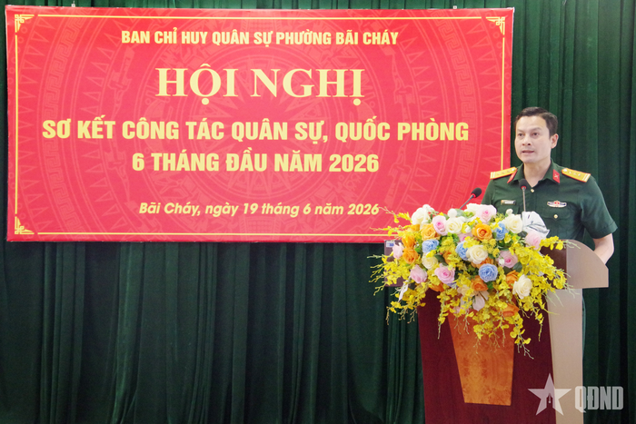  Thượng tá Nguyễn Minh Tú, Chỉ huy trưởng Ban CHQS phường Bãi Cháy phát biểu tại hội nghị.