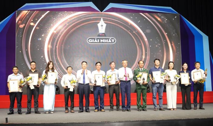 Phó Bí thư Thành ủy Đà Nẵng Ngô Xuân Thắng và Phó Chủ tịch HĐND TP Đà Nẵng Đoàn Ngọc Hùng Anh trao giải Nhất cho các tác giả, nhóm tác giả.