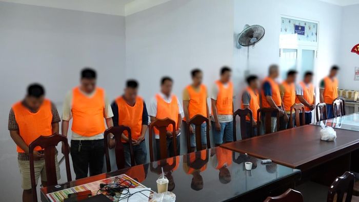 Các đối tượng liên quan đường dây cá độ bóng đá bị Công an tỉnh Khánh Hòa triệt phá.