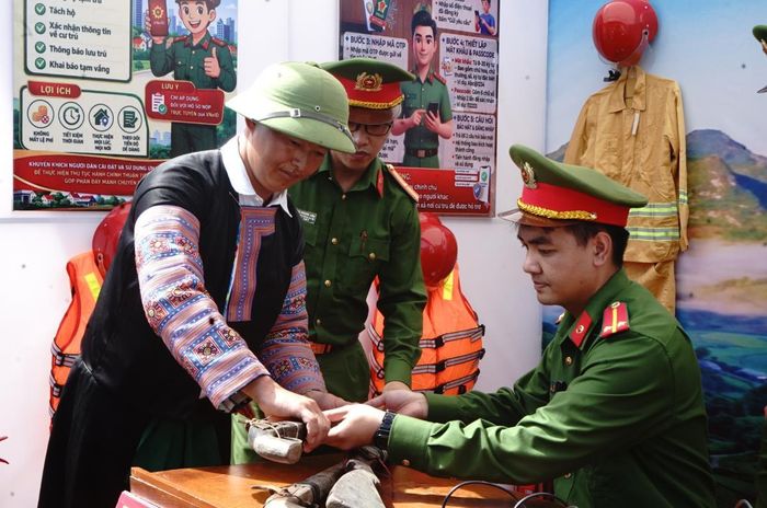 Người dân tham gia chương trình đổi vũ khí lấy quà tại ngày hội.