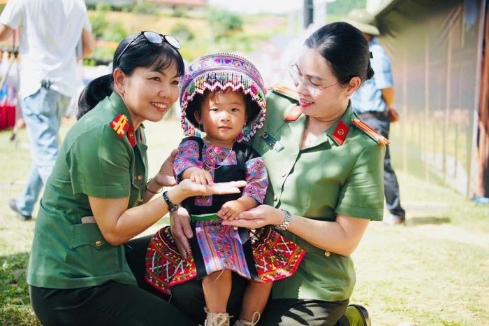 Các học viên lớp tập huấn tham dự Ngày hội Vì bình yên bản làng”, vui cùng các em nhỏ vùng cao.