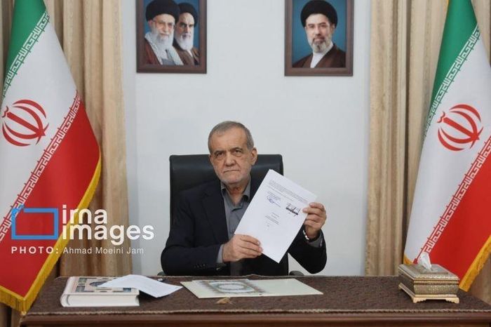 Tổng thống Iran Masoud Pezeshkian ký bản ghi nhớ giữa Mỹ và Iran ngày 17-6. Ảnh: IRNA