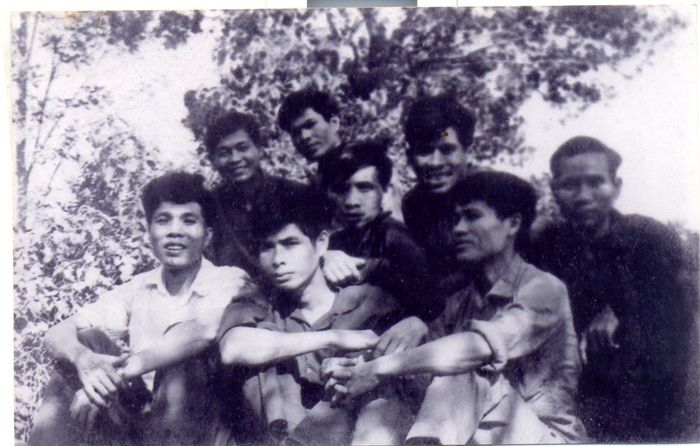 Những người lính cầm bút ở Hòn Tàu.
