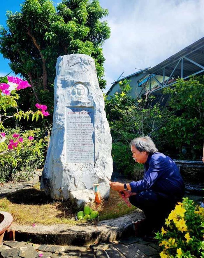 Chủ tịch Hội Nhà văn Việt Nam Nguyễn Quang Thiều viếng hương Dương Thị Xuân Quý.