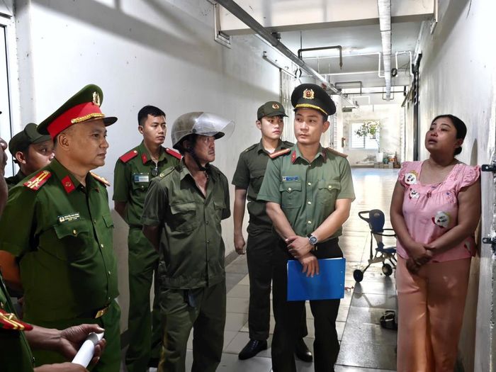 Công an phường An Khê phối hợp với các lực lượng ra quân tổng kiểm tra ma túy tại Chung cư Phước Lý.